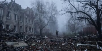 Rusia vazhdon të zgjerojë kontrollin në territorin ukrainas, ndërsa shumë ukrainas janë duke lënë banesat e tyre për shkak të kushteve të ftohta.