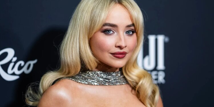 Sabrina Carpenter kritikoi administratën Trump për përdorimin e këngës së saj në një video arrestimi.