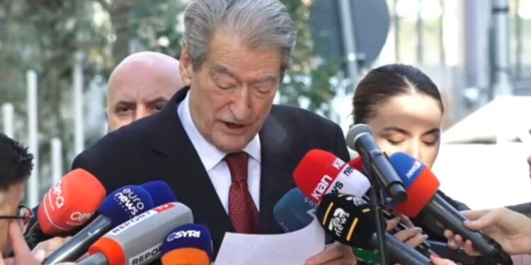 Sali Berisha shkon në SPAK për të përmbushur masën e detyrimit të paraqitjes.