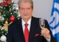 Sali Berisha u uron shqiptarëve për Vitin e Ri 2026: Një fillim në kontekstin e një misioni të rëndësishëm shpëtimtar.