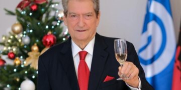 Sali Berisha u uron shqiptarëve për Vitin e Ri 2026: Një fillim në kontekstin e një misioni të rëndësishëm shpëtimtar.