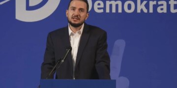 Salianji organizon takim me demokratët në Elbasan, fton ata të marrin pjesë në protestën e 22 dhjetorit.