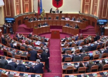 Seanca plenare nis me zhurmë, duke përfshirë interpelancën me Ramën dhe zgjedhjen e Avokatit të Popullit / Peleshi: Më lini ta përfundoj fjalën