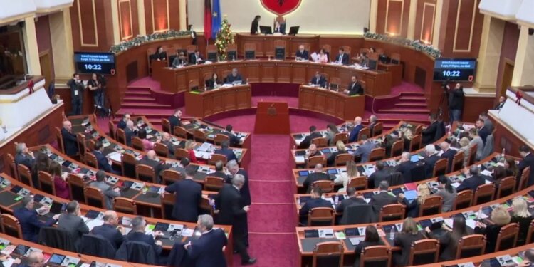 Seanca plenare nis me zhurmë, duke përfshirë interpelancën me Ramën dhe zgjedhjen e Avokatit të Popullit / Peleshi: Më lini ta përfundoj fjalën