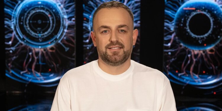 Seno Fishta hyn në mesin e konkurrentëve të tjerë të “Big Brother VIP”, duke u bërë banori i ri nga Shkodra.