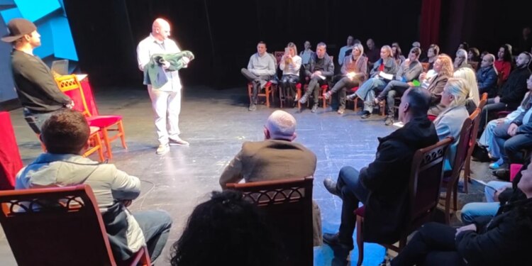 “Shfaqja e re e shkëlqyer”/ Activiteti i pritur i aktorit të “Portokalli”, Ledjo Lako, me monodramën e tij.