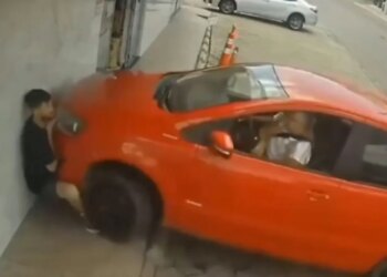 Shoferja keqkupton pedalin e frenave me atë të gazit gjatë parkimit, duke përplasur një qytetar në mur.