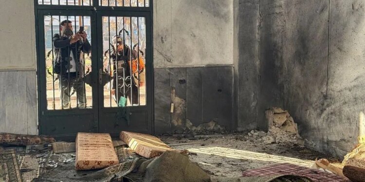 Shpërthim në një xhami në Homsin e Sirisë gjatë lutjes së së premtes, me të paktën 8 të vdekur dhe 18 të plagosur.