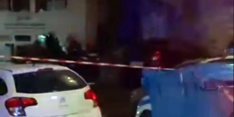 Shpërthimi i fuqishëm i tritolit ndaj bankës në Selanik shkakton dëme në apartamentet dhe bizneset përreth gjatë natës.