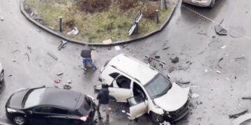 Shpërthimi i një bombe shkakton vdekjen e dy oficerëve rusë, dyshime për lidhjen me atentatin ndaj gjeneralit Sarvarov.