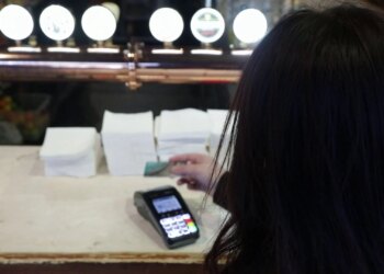 Shqipëria pasive ndaj digjitalizimit bankar: Raporti i Bankës Botërore tregon se më pak se 50% e të rriturve kanë llogari bankare, pavarësisht privësisë për teknologjinë.