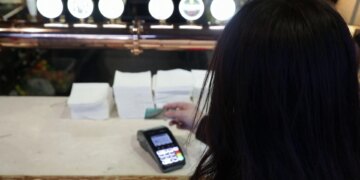 Shqipëria pasive ndaj digjitalizimit bankar: Raporti i Bankës Botërore tregon se më pak se 50% e të rriturve kanë llogari bankare, pavarësisht privësisë për teknologjinë.