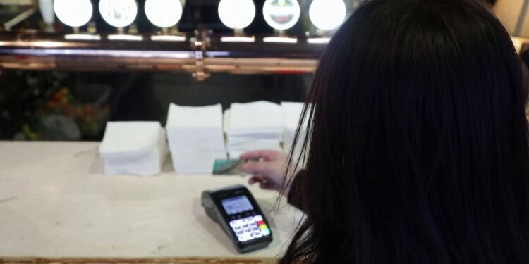 Shqipëria pasive ndaj digjitalizimit bankar: Raporti i Bankës Botërore tregon se më pak se 50% e të rriturve kanë llogari bankare, pavarësisht privësisë për teknologjinë.