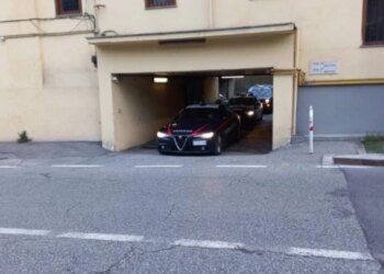 Shqiptari i kapur në tentativë grabitjeje në një shtëpi në Itali, viktimë e dhunës nga banorët, policia konfiskon paratë dhe objekte të tjera të vjedhura.