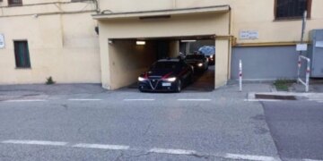 Shqiptari i kapur në tentativë grabitjeje në një shtëpi në Itali, viktimë e dhunës nga banorët, policia konfiskon paratë dhe objekte të tjera të vjedhura.