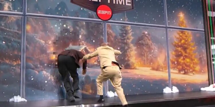 Shquille O'Neal shkakton dëme në disa ekrane të studios së ESPN-s duke vrapuar brenda saj.
