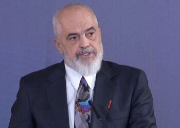 “Si është e mundur që gjyqtarët kërkojnë një rritje page prej 1600 eurosh? Rama: Problemi nuk është te një minister, por te përmbysja e balancës së pushteteve.”