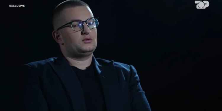 Si u krijua figura e Klea Ramës? Rrëfimi ekskluziv i Ermes Hoxhallit: Shkaku i përdorimit të identitetit të rremë dhe suksesin e saj të lidhur me mbiemrin.