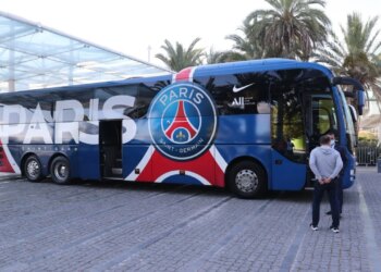Skandal në Bilbao, autobusi i PSG-s shkatërrohet nga gurët dhe objektet e forta… dy të arrestuar.