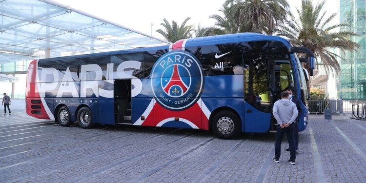 Skandal në Bilbao, autobusi i PSG-s shkatërrohet nga gurët dhe objektet e forta… dy të arrestuar.