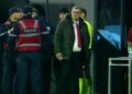 Skandal në Vlorë: Tifozët invadojnë fushën dhe sulmojnë futbollistët, ndeshja rikthehet nga minuta e 68-të me stadiumin të zbrazët.