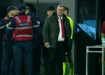 Skandal në Vlorë: Tifozët invadojnë fushën dhe sulmojnë futbollistët, ndeshja rikthehet nga minuta e 68-të me stadiumin të zbrazët.