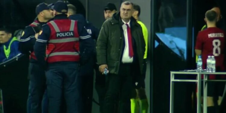 Skandal në Vlorë: Tifozët invadojnë fushën dhe sulmojnë futbollistët, ndeshja rikthehet nga minuta e 68-të me stadiumin të zbrazët.