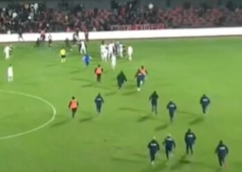 Skandal në Vlorë: Tifozët invadojnë fushën dhe sulmojnë lojtarët e Teutës, ndeshja ndërpritet.