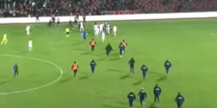 Skandal në Vlorë: Tifozët invadojnë fushën dhe sulmojnë lojtarët e Teutës, ndeshja ndërpritet.