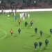 Skandal në Vlorë: Tifozët invadojnë fushën dhe sulmojnë lojtarët e Teutës, ndeshja ndërpritet.