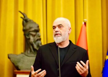 Socialistët e Tiranës shënojnë fundvitin me Ramën te Pallati i Brigadave, ndërsa ndodhen të papranishëm Majko, Braçe dhe Balluku.