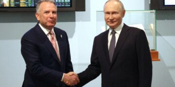 Sot zhvillohet një takim me Putin dhe dërguarin e posaçëm të Trump mbi planin e paqes në Ukrainë; pala amerikane shpreh optimizëm, ndërsa Zelensky dhe evropianët shfaqin shqetësime.