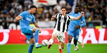 Spalletti dhe Conte në garë, dy trajnerë përballen me sfida të mëdha para ndeshjes Napoli-Juventus.