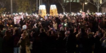 Studentët i drejtohen Vuçiçit me një peticion: Grumbullojnë firma për shpalljen e zgjedhjeve të parakohshme, duke kërkuar rrëzimin e qeverisë.