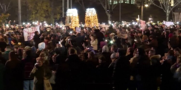 Studentët i drejtohen Vuçiçit me një peticion: Grumbullojnë firma për shpalljen e zgjedhjeve të parakohshme, duke kërkuar rrëzimin e qeverisë.