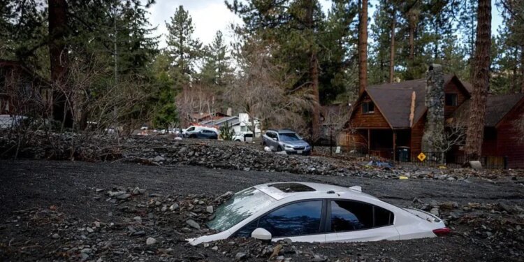 Stuhi të mëdha shiu dhe përmbytje në Kaliforni, tre të vdekur nga incidentet.