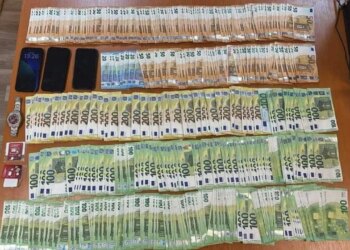 Suedez i arrestuar në Kosovë si pjesë e një grupi të organizuar kriminal, iu gjetën mijëra euro dhe një Rolex në banesë.