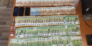 Suedez i arrestuar në Kosovë si pjesë e një grupi të organizuar kriminal, iu gjetën mijëra euro dhe një Rolex në banesë.