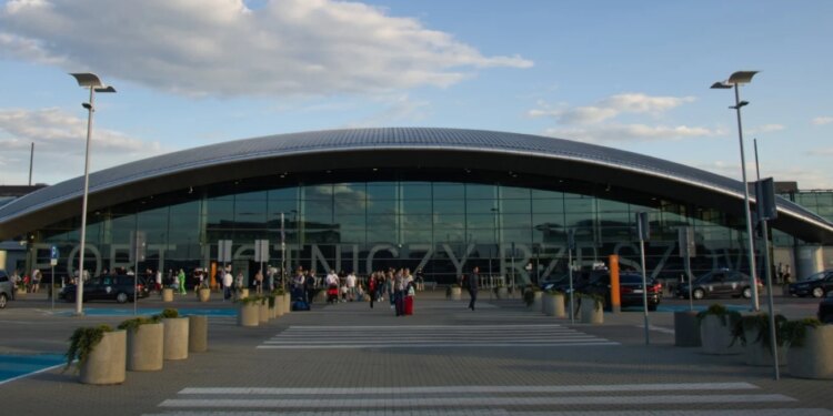 Sulmet ruse në Ukrainë shkaktojnë mbylljen e përkohshme të dy aeroporteve në Poloni