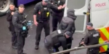 Sulmi në Londër shkakton haos në Aeroportin Heathrow; pasagjerët shqetësohen për fluturimet, 21 të lënduar.