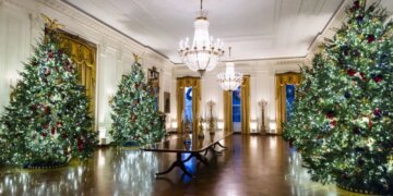 “Ta ndajmë me botën dashurinë që ndiejmë brenda vetes,” publikimi i Melania Trump, video nga Shtëpia e Bardhë me dekorime festive.