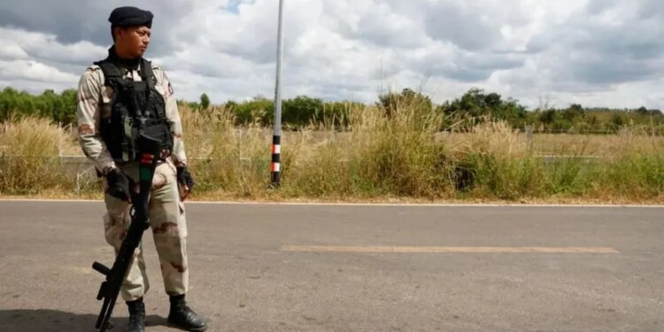 Tajlanda godet zonën kufitare me Kamboxhian, ndërkohë që bisedimet për armëpushim vazhdojnë.