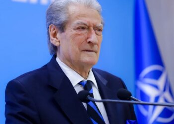 Takimi mes Salianjit dhe Alimehmetit, Berisha: Iliri më kërkoi takim, e prita dhe i thashë...
“Askush nga takimet private nuk më bën përshtypje, për asnjë arsye. Çdo zë në forume duhet të dëgjohet, kjo është detyra ime. Kjo është një parime themelore për çdo forcë politike demokratike. Ata që zgjedhin të veprojnë në privatësinë e takimeve, kanë bërë zgjedhjen e tyre. Alimehmeti kërkoi takim dhe e kam pritur, për Ervin Salianjin kjo nuk ndodhi. Alimehmeti nuk ka paraqitur asnjë platformë. Këtë ia kam thënë...”