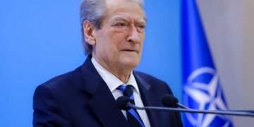 Takimi mes Salianjit dhe Alimehmetit, Berisha: Iliri më kërkoi takim, e prita dhe i thashë...
“Askush nga takimet private nuk më bën përshtypje, për asnjë arsye. Çdo zë në forume duhet të dëgjohet, kjo është detyra ime. Kjo është një parime themelore për çdo forcë politike demokratike. Ata që zgjedhin të veprojnë në privatësinë e takimeve, kanë bërë zgjedhjen e tyre. Alimehmeti kërkoi takim dhe e kam pritur, për Ervin Salianjin kjo nuk ndodhi. Alimehmeti nuk ka paraqitur asnjë platformë. Këtë ia kam thënë...”