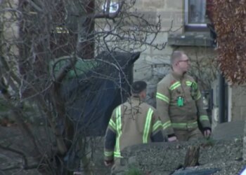 Të bllokuar në shtëpi, nënë dhe dy fëmijët e saj humbin jetën tragjikisht si pasojë e zjarrit që shpërtheu ditën e Krishtlindjeve.