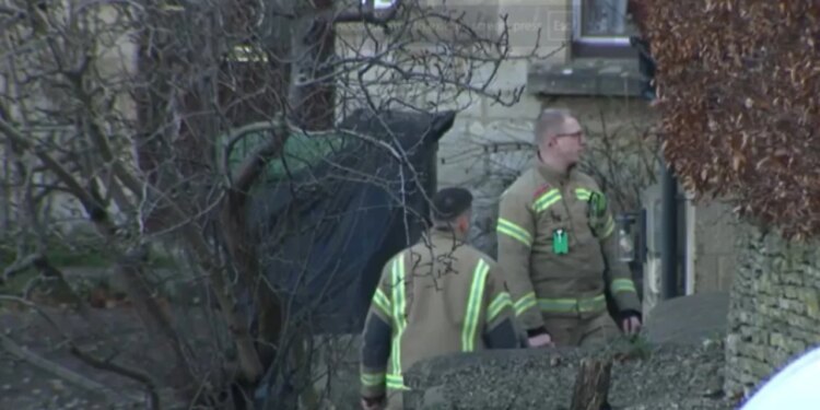 Të bllokuar në shtëpi, nënë dhe dy fëmijët e saj humbin jetën tragjikisht si pasojë e zjarrit që shpërtheu ditën e Krishtlindjeve.