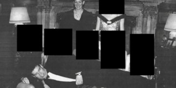 Të rejat fotografike nga dosjet e Epstein zbulojnë lidhjet e Princit Andrew me Ghislaine Maxwell dhe Jeffrey Epstein.