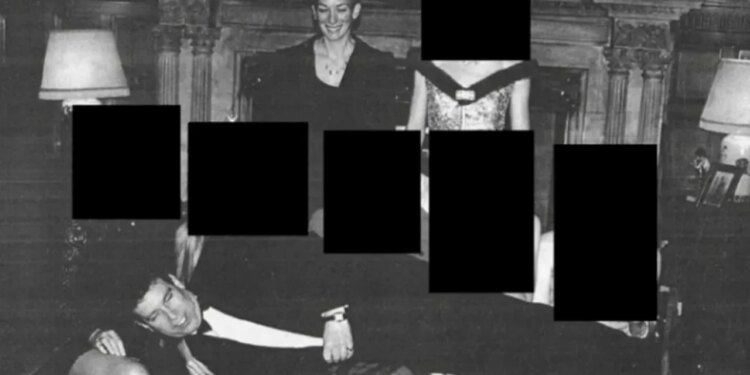 Të rejat fotografike nga dosjet e Epstein zbulojnë lidhjet e Princit Andrew me Ghislaine Maxwell dhe Jeffrey Epstein.