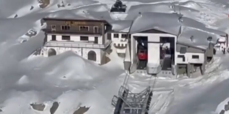 Teleferiku ndaloi së funksionuari, duke lënë të bllokuar 100 persona, prej të cilëve tre u plaganosën.