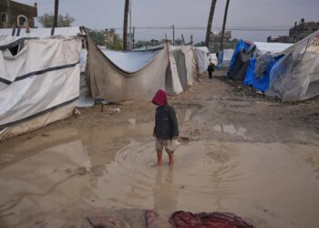 Tenda në Gaza nën ujë për shkak të kushteve të këqija të motit, banorët e pastrehë strehohen në rrënojat e godinave të shkatërruara nga bombardimet.